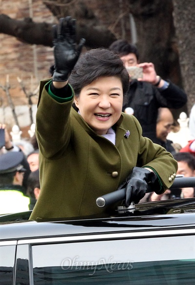 박근혜 대통령이 지난 2월 25일 여의도 국회에서 제18대 대통령 취임식을 마친 뒤 카퍼레이드를 하고 있다.