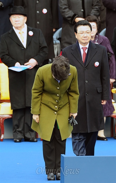 전두환 전 대통령이 25일 여의도 국회에서 열린 '제18대 박근혜 대통령 취임식'에 참석해 박 대통령이 인사하는 모습을 뒤에서 지켜보고 있다.