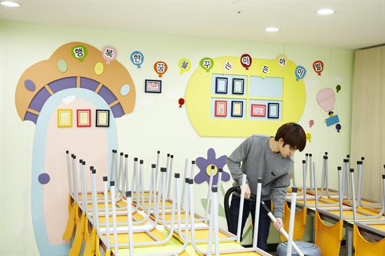  EXO-K의 디오가 이든아이빌 식당을 청소하고 있다. 