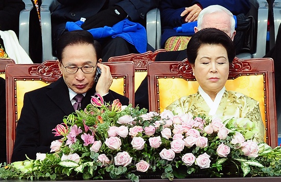 이명박 전 대통령과 부인 김윤옥씨가 지난 2월 25일 여의도 국회에서 열린 '제18대 박근혜 대통령 취임식'에 참석하고 있다.