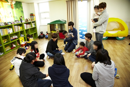  EXO-K 멤버들이 이든아이빌의 아이들과 공기 대결을 벌이고 있다. 지금은 카이의 차례다. 