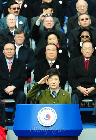 거수경례하는 박근혜 대통령 박근혜 대통령이 25일 여의도 국회에서 열린 '제18대 대통령 취임식'에서 거수경례를 하고 있다.