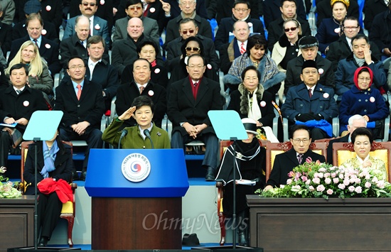 박근혜 대통령이 지난해 2월 25일 여의도 국회에서 열린 '제18대 대통령 취임식'에서 거수경례를 하고 있다.