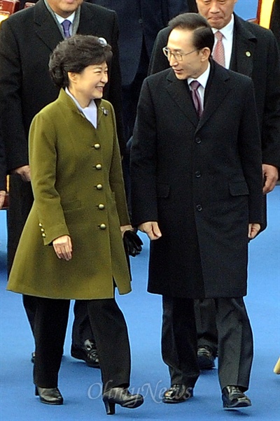 지난 2013년 2월 25일 여의도 국회 앞 광장에서 진행된 제18대 대통령 취임식에서 박근혜 대통령이 이명박 전 대통령을 환송하기 위해 함께 걸어가고 있다.