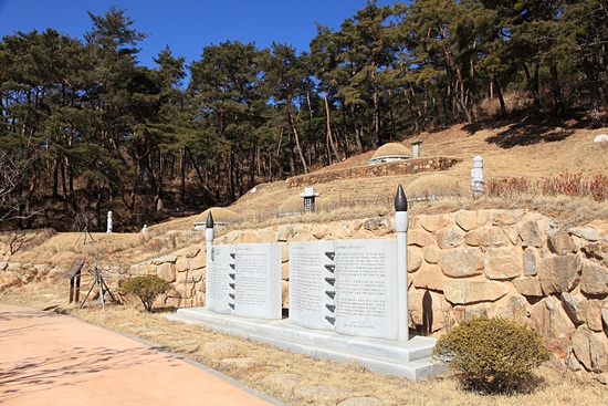 매천 황현 선생 묘소(아래 가운데)