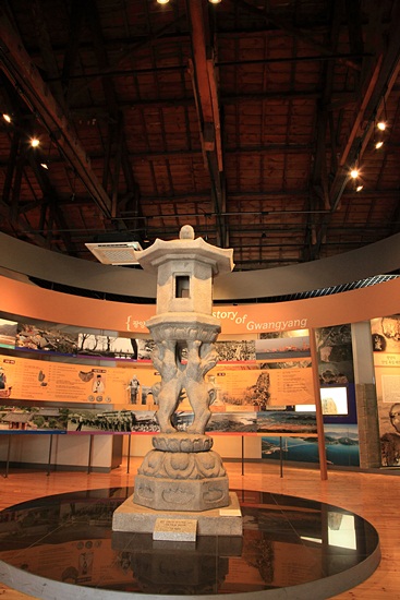 역사문화관 내 중흥산성 쌍사자 석등(원래의 것은 국보 제103호로 국립광주박물관에 있다.)