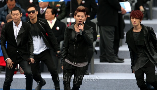 인기그룹 'JYJ'(박유천, 김준수, 김재중)가 25일 여의도 국회에서 열린 '제18대 박근혜 대통령 취임식' 식전행사에서 멋진 공연을 펼치고 있다.