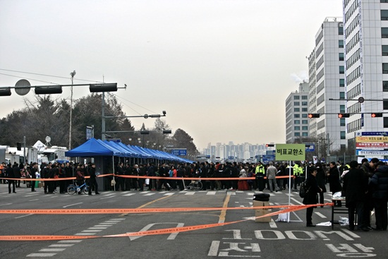 2월 25일 오전 9시께 국회의사당 앞 대로 모습. 도로는 모두 막아놓은 채  좁디좁은 간이 출입심사대에 사람들이 몰려 들어가는 데만 한참이 걸렸다. 국회 직원도 예외는 아니었다.