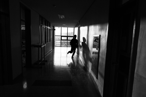 야간자율학습이 시작되기 전 노을을 찍기 위해 나섰다가 교실을 탈출하는 학생을 보고 순간 셔터를 누르다. 