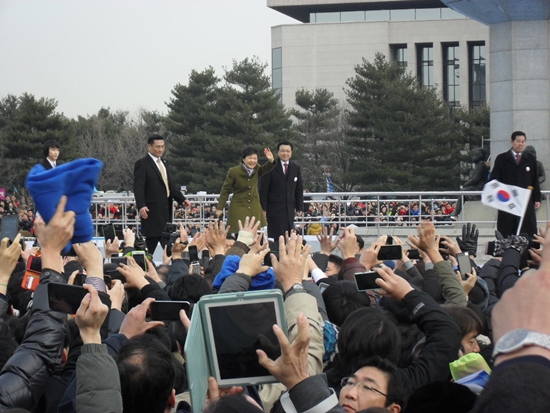 취임식 끝나고 나가는 박근혜 대통령. 사람들이 너무 많아서 접근 불가.