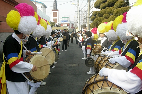 성산 '고살메 농악단'이 풍물 한마당을 펼치고 있다.
