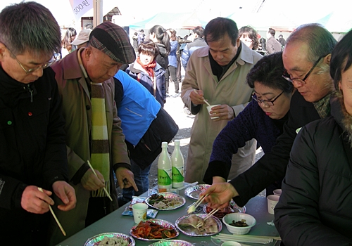 찰밥과 막걸리로 대보름의 참 맛을 즐기는 선배들 
