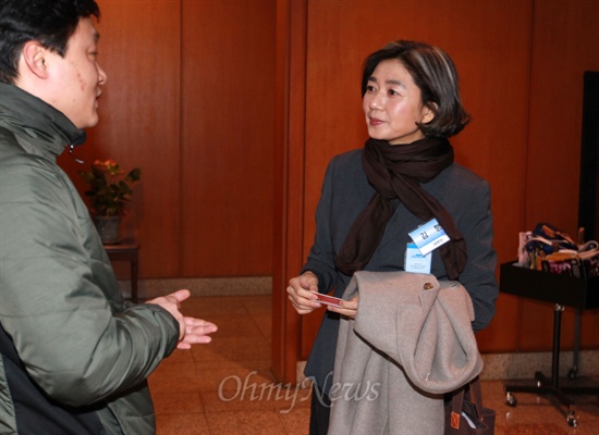 김행 대변인 내정자가 춘추관 2층 식당앞에서 출입기자와 이야기를 나누고 있다.