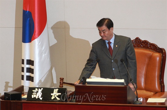 박근혜 정부, 초대 국무총리로 정홍원 후보자 가결 선포 강창희 국회의장이 26일 오후 서울 여의도 국회에서 열린 본회의에서 정홍원 국무총리 임명동의안 표결한 뒤 찬성197표, 반대68표, 무표8료로 가결됐음을 선포하며 의사봉을 두드리고 있다.