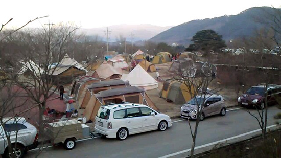 겨울철인데도 오토캠핑을 즐기는 캠핑족들이 장사진을 이루고 있다.