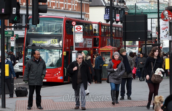 14일 오후 영국 런던 브릭스톤(Brixton) 역 인근 교차로에서 시민들이 분주히 움직이고 있다.
영국의 재개발 과정은 민관협력 관계에서 주민들의 충분한 의견 수렴과 긴 안목으로 추진된다.