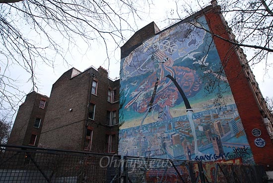 런던 브릭스톤(Brixton) '배리어 빌딩(Barrier Building)' 인근 건물 벽에 지난 1981년 흑인들의 인종차별에 저항하며 일어난 '브릭스톤 폭동(Brixton Riot)'을 상기하는 벽화가 그려져 있다.