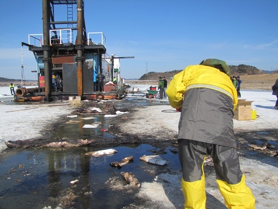 지난 2월 6일 구미시 도개면 낙동강변에 방치된 준설선에서 기름이 유출돼 언 얼음 위를 물들였다. 