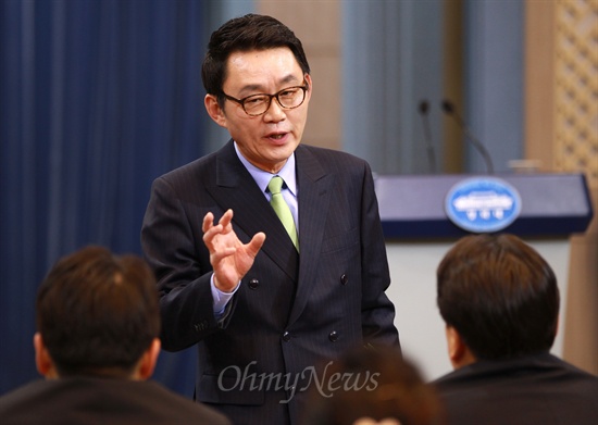 첫 수석회의 브리핑하는 윤창중 청와대 대변인(자료사진).