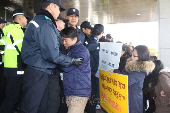  전국보건의료산업노동조합 울산경남본부 진주의료원지부 조합원들은 27일 오전 경남도청 현관 앞에서 '진주의료원 폐업 방침'에 항의하며 홍준표 경남지사와 윤한홍 행정부지사의 면담을 요구하기 위해 도청 안으로 들어가려고 하자 경비원들이 막으면서 실랑이가 벌어졌다.