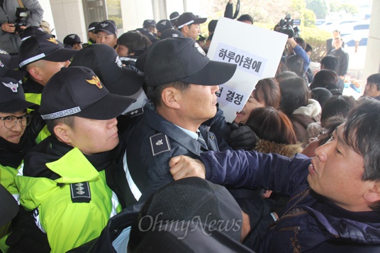  전국보건의료산업노동조합 울산경남본부 진주의료원지부 조합원들은 27일 오전 경남도청 현관 앞에서 '진주의료원 폐업 방침'에 항의하며 홍준표 경남지사와 윤한홍 행정부지사의 면담을 요구하기 위해 도청 안으로 들어가려고 하자 경비원들이 막으면서 실랑이가 벌어졌다.