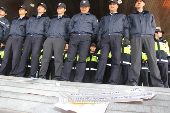 전국보건의료산업노동조합 울산경남본부 진주의료원지부 조합원들은 27일 오전 경남도청 현관 앞에서 '진주의료원 폐업 방침'에 항의하며 홍준표 경남지사와 윤한홍 행정부지사의 면담을 요구하기 위해 도청 안으로 들어가려고 하자 경비원들이 막으면서 실랑이가 벌어졌다.