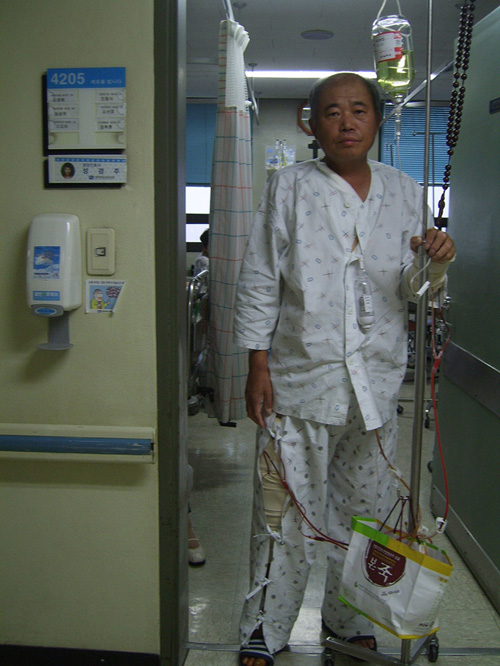 서울성모병원에서 아홉 시간의 수술을 받고 조금씩 회복되어 가던 때(2008년 6월 8일)의 내 모습   
