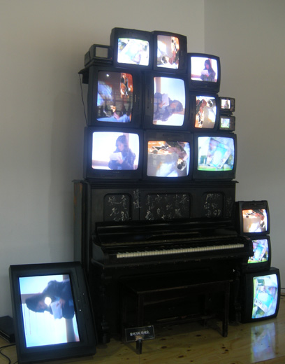 백남준 I 'TV 피아노(TV Piano)' 1988. AK 플라자 소장. 백남준의 예술은 음악인지 미술인지 혼돈을 일으킬 때가 있다. 그의 예술은 장르의 경계도 파괴하다 
