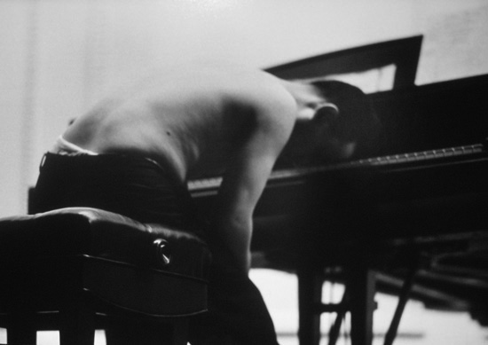 뉴욕타운 홀에서 퍼포먼스중인 백남준의 즉흥연주 1968. 백남준은 피아노를 잘 쳤지만 머리와 손등으로도 피아노를 쳤다. 부르주아 교양취미에 대한 반항의 몸짓이라고 할 수 있다. 백남준아트센터 영상물 촬영 