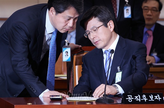 황교안 법무부장관 후보자가 2013년 2월 28일 국회 인사청문회에서 부처 관계자와 답변자료를 준비하고 있다.
