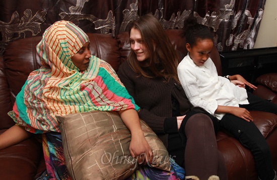 15일 오후 영국 브리스톨(Bristol) 바턴 힐(Barton Hill) 지역에서 마을활동가를 하고 있는 레베카(Rebecca,가운데)가 자신과 함께 프로젝트를 했던 소말리아 난민 여성인 사다(Saada)의 집에 놀러가 안부를 물으며 즐거운 시간을 보내고 있다.