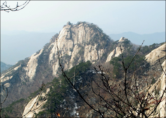  하산길에 건너다본 염초봉 릿지구간이 눈에 선하다. 