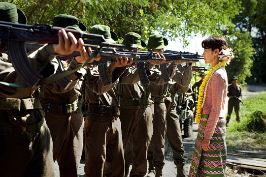 원천 봉쇄된 민족민주동맹 집회에 참석한 수치가 군인들의 발포 명령에도 아랑곳하지 않고 총구 앞에 당당히 맞선다. 이 일화는 버마 전역을 뜨겁게 달군다.