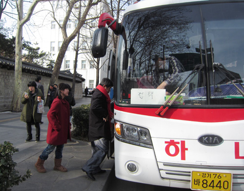 28일 오후 서울 중구 정동 대한문 앞에서 쌍용차 평택 공장으로 가는 버스에 오른 신혜진씨. 신씨는 철탑에서 고공농성중인 3명의 노동자들의 건강을 염려했다. 