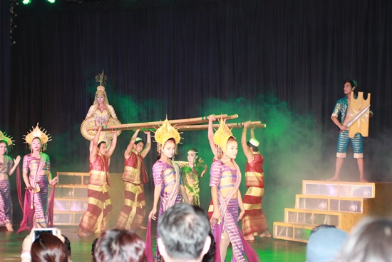 어메리징 쇼는 필리핀 최고의 버라이어티 쇼다. 일명 게이 쇼다. 트렌스젠더들이 출연해 필린핀 전통 춤부터 아시아 문화의 화려한 춤과 노래를 선보인다.