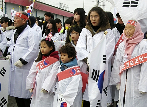  유가족으로 보이는 시민이 애틋한 표정으로 행사를 지켜보고 있다.
