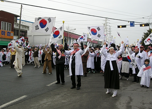  3·5 만세운동을 재현하는 시민과 극단 <둥당애> 단원들
