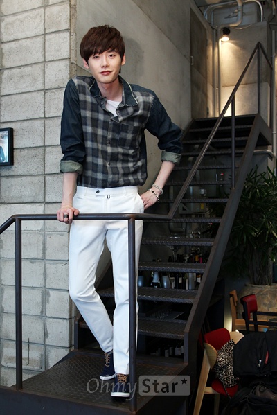  KBS2드라마 <학교2013>에서 고남순 역의 배우 이종석이 26일 오후 서울 영등포의 한 카페에서 인터뷰에 앞서 미소를 짓고 있다.
