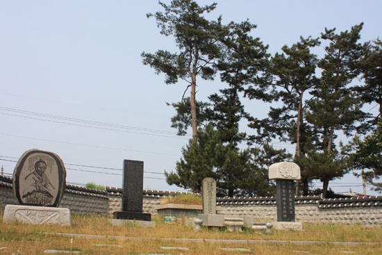 전봉준 선생 묘역. 옛집 사립문에서 정면으로 보이는 얕은 언덕 뒤편에 있다. 