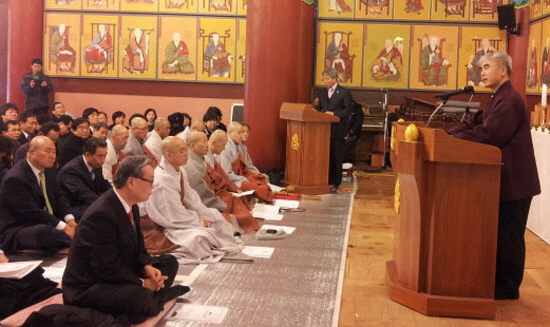 최종수 신부가 3.1절 기념법회에 참석해 축사를 하고 있다. 