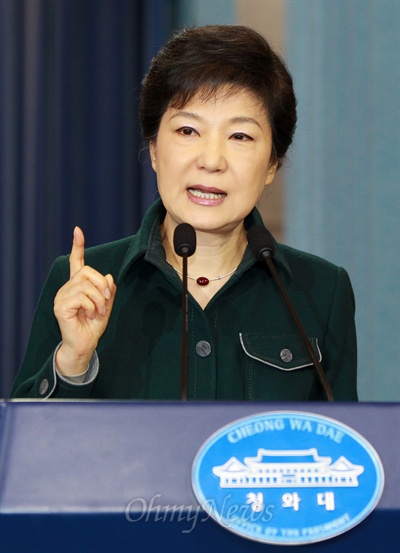 박근혜 대통령이 4일 오전 청와대 춘추관에서 정부조직개편안 처리가 늦어지는 것에 대해 대국민담화를 발표하고 있다.