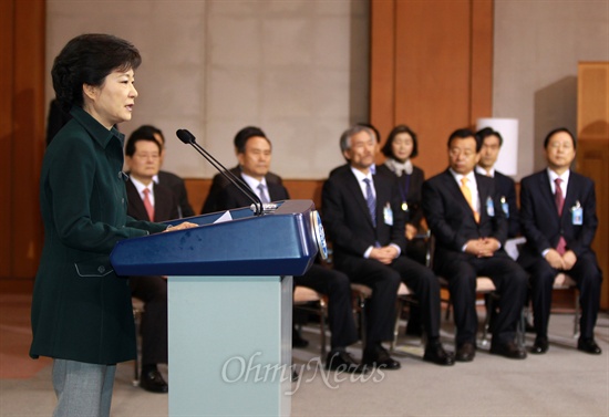  박근혜 대통령이 4일 오전 청와대 춘추관에서 정부조직개편안 처리가 늦어지는 것에 대해 대국민담화를 발표하고 있다.