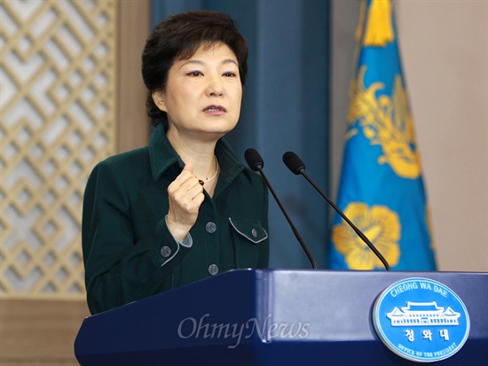 박근혜 대통령이 4일 오전 청와대 춘추관에서 정부조직개편안 처리가 늦어지는 것에 대해 대국민담화를 발표하고 있다.