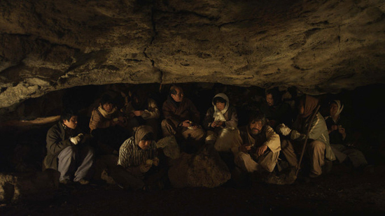  '큰넓궤동굴'로 피한 주민들. 영화 <지슬>의 한 장면