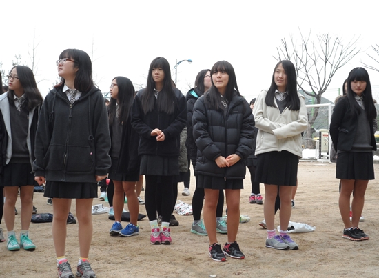 교하고 여학생들은 쌀쌀한 날씨에도 밝은 표정을 잃지 않았다.