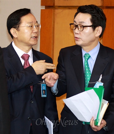 이남기 청와대 홍보수석(왼쪽)과 윤창중 전 대변인이 지난 3월 청와대 춘추관에서 이야기를 나누고 있는 모습