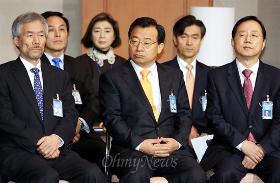 박근혜 대통령이 4일 오전 청와대 춘추관에서 정부조직개편안 처리가 늦어지는 것에 대해 대국민담화를 발표하는 가운데, 이정현 정무수석(앞줄 가운데)이 박 대통령을 지켜보고 있다.
