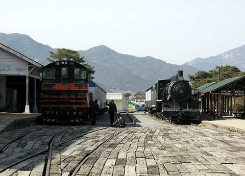 영화와 드라마에 나왔던 기관차들이 구 곡성역에 전시되어 있다. 
