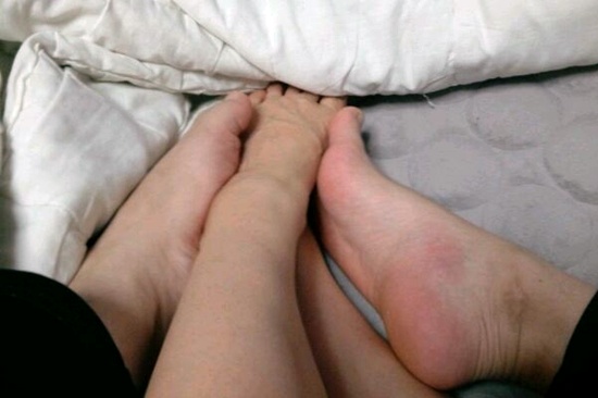 아내와 저의 발입니다. 발을 녹여주고 있습니다.
