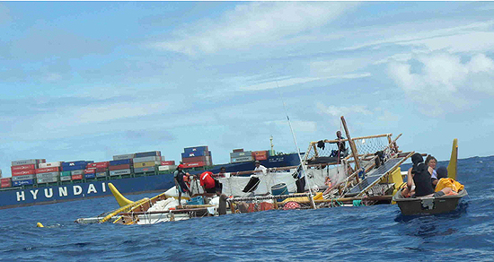 현대상선 소속 유니티호가 4일 오전 팔라우 인근 태평양 해상에서 조난 당한 선원들을 구조하고 있다. 